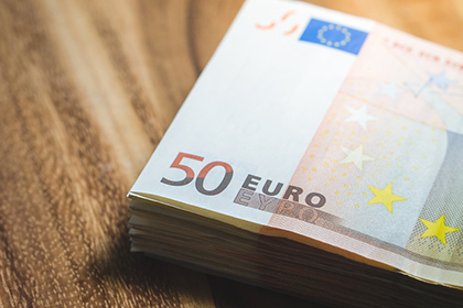 如何处理他人拖欠的两万元债务问题